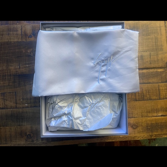 Giuseppe Zanotti, all white shoes - Picture 6 of 7